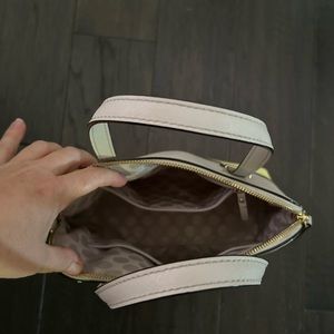 Kate spade purse in great condition.